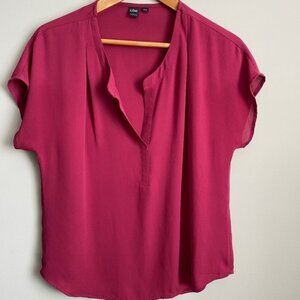Icone by Simons Women's Wine Lightweight Open V-neck Short Sleeve Blouse Medium